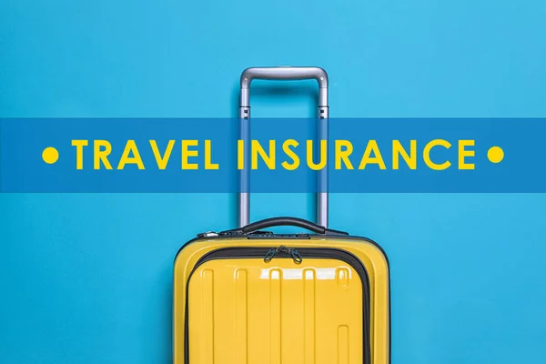Żółta Walizka Zwrot Travel Insurance Niebieskim Tle — Zdjęcie stockowe