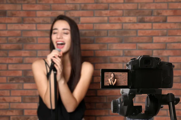 Music Teacher Recording Singing Lesson Brick Wall — Stock Photo, Image