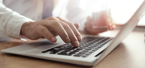 Hombre Trabajando Computadora Mesa Oficina Cerca Diseño Banner — Foto de Stock