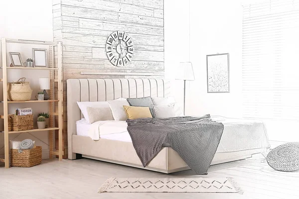 Стильный Номер Большой Удобной Кроватью Иллюстрированный Дизайн Интерьера — стоковое фото