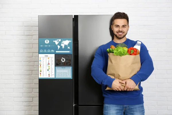 Jeune Homme Avec Sac Épicerie Près Réfrigérateur Intelligent Intérieur — Photo