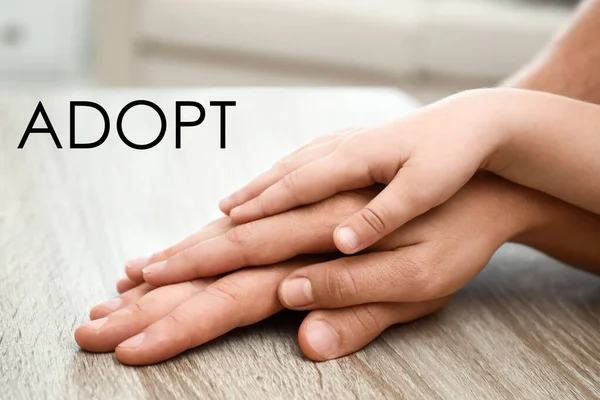 Lycklig Familj Håller Händerna Vid Träbordet Inomhus Närbild Begreppet Adoption — Stockfoto