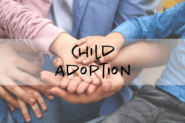 Nahaufnahme Einer Glücklichen Familie Beim Händchenhalten Adoptionskonzept Für Kinder — Stockfoto