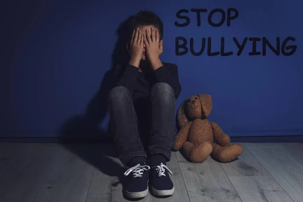 Üzenet Megáll Bullying Bántalmazott Kisfiú Sír Közel Kék Fal — Stock Fotó