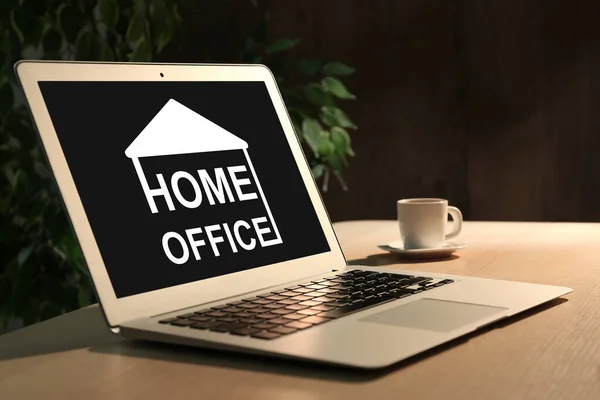 Moderne Laptop Met Tekst Home Office Kopje Koffie Houten Tafel — Stockfoto