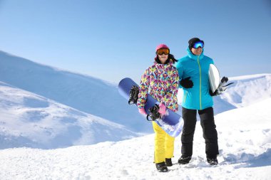Tepede snowboard yapan çift, mesaj atmak için yer var. Kış tatili