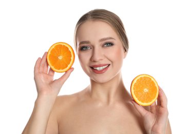 Beyaz arka planda turuncu kesilmiş genç bir kadın. Vitamin zengini yiyecekler