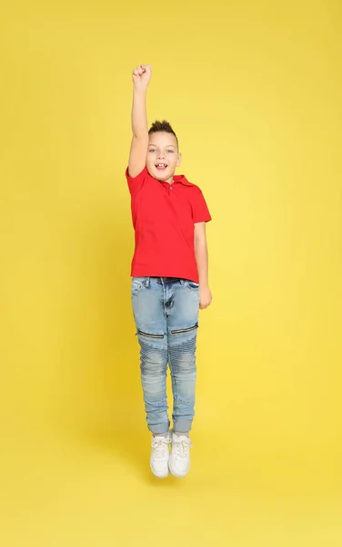 Schattig Jongetje Springen Gele Achtergrond — Stockfoto