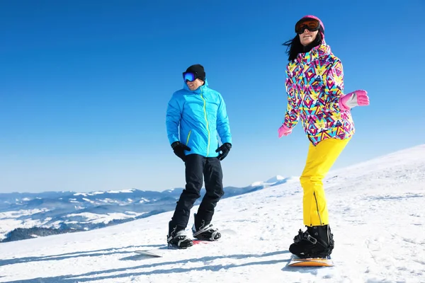Couple Snowboarding Snowy Hill Winter Vacation — Stock Photo, Image