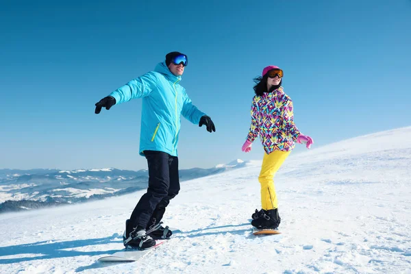 Snowboard Yapan Çift Kış Tatili — Stok fotoğraf