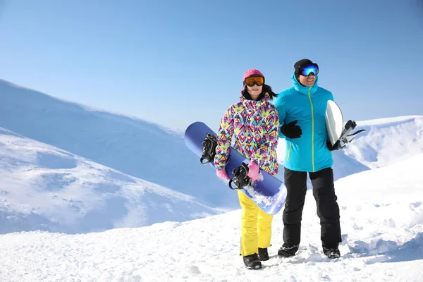 Tepede snowboard yapan çift, mesaj atmak için yer var. Kış tatili