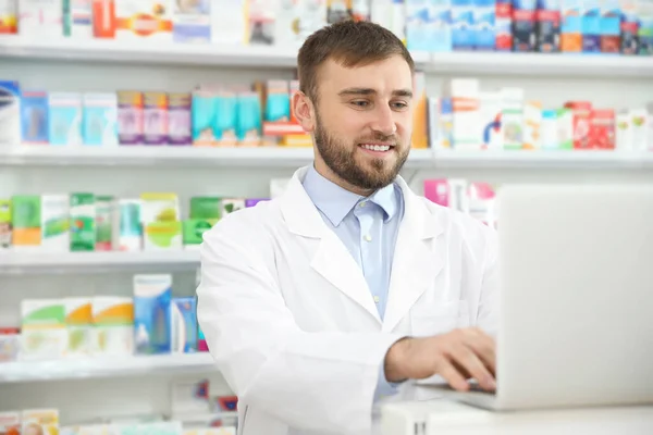 Farmacista Professionista Che Lavora Laptop Farmacia Moderna — Foto Stock