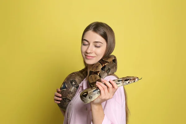 Mladá Žena Hroznýši Žlutém Pozadí Exotický Mazlíček — Stock fotografie