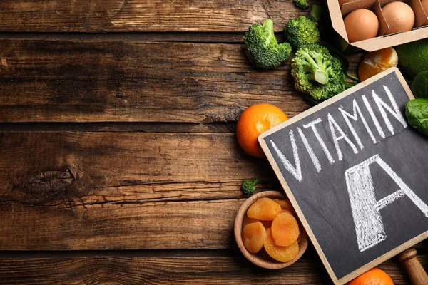 Kreidetafel Mit Der Phrase Vitamin Und Frischen Produkten Auf Holztisch — Stockfoto