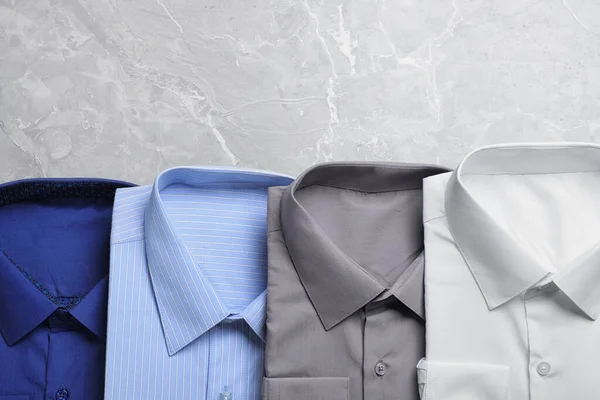 Camisas Con Estilo Mesa Mármol Gris Plano Con Espacio Para —  Fotos de Stock