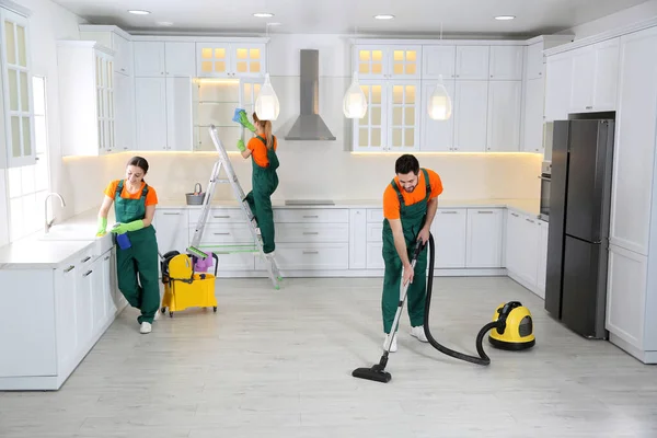 Equipo Conserjes Profesionales Limpiando Cocina Moderna — Foto de Stock