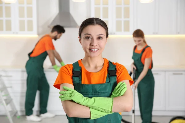 Empregado Limpeza Profissional Uniforme Dentro Casa Serviço Limpeza — Fotografia de Stock