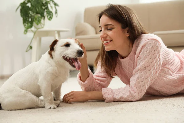 Jeune Femme Avec Son Mignon Jack Russell Terrier Maison Charmant — Photo