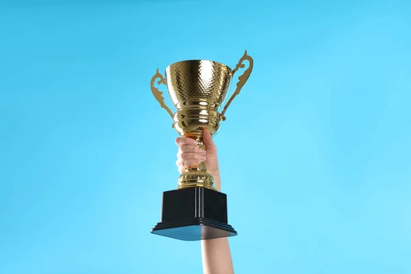 Mulher Segurando Copo Troféu Ouro Fundo Azul Claro Close — Fotografia de Stock