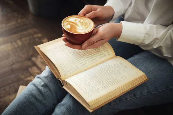 Mulher Com Xícara Livro Leitura Café Casa Close — Fotografia de Stock