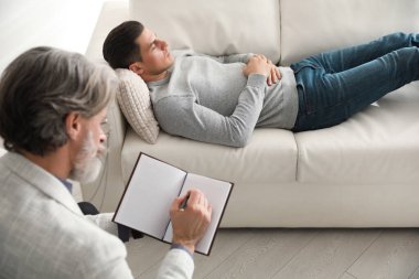 Psikoterapist ve hasta ofisinde. Hipnoterapi seansı