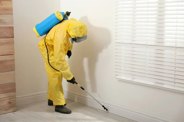 Trabajador Control Plagas Traje Protector Rociando Insecticida Suelo Casa Espacio —  Fotos de Stock