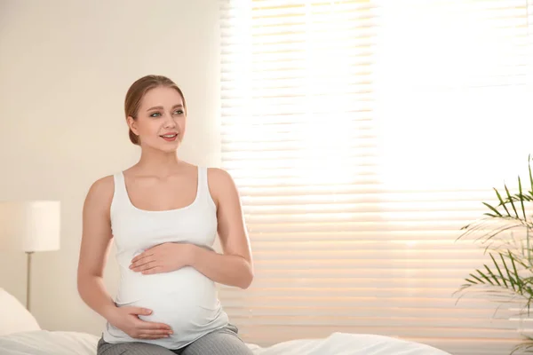 Jonge Zwangere Vrouw Bed Thuis Ruimte Voor Tekst — Stockfoto