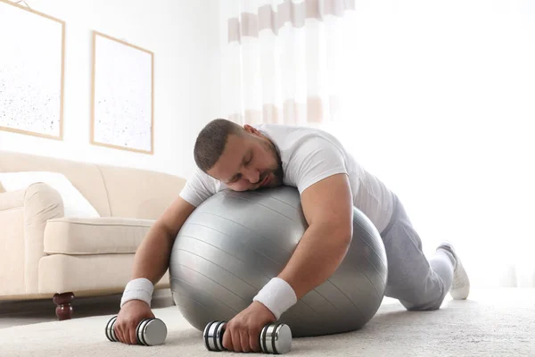 Preguiçoso Homem Com Excesso Peso Com Equipamento Desportivo Dormindo Chão — Fotografia de Stock