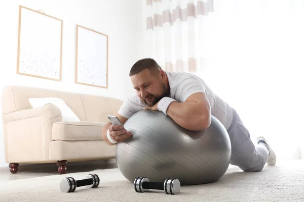 Homem Preguiçoso Com Excesso Peso Usando Smartphone Enquanto Deitado Bola — Fotografia de Stock