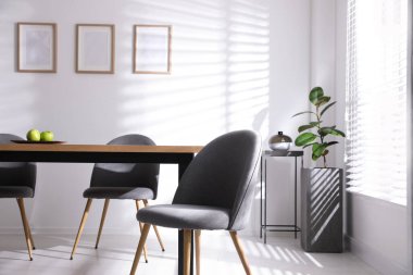 İçi masa ve sandalyelerle dolu şık bir oda. Tasarım için fikir