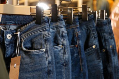 Modern kotlar mağazada askıda asılı, yakın plan.