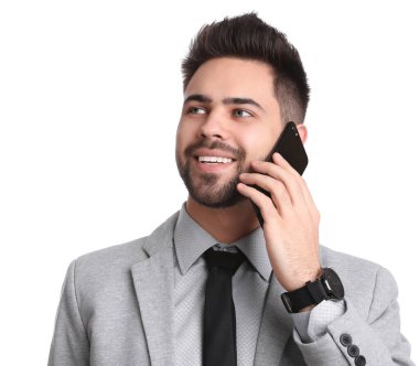 Genç işadamı beyaz arka planda akıllı telefondan konuşuyor.