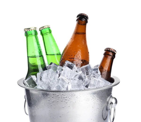 Cubo Metal Con Botellas Cerveza Cubitos Hielo Aislados Blanco —  Fotos de Stock