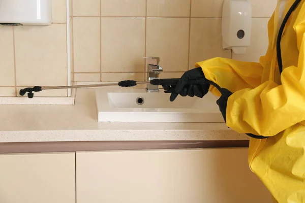 Travailleur Lutte Antiparasitaire Pulvérisation Pesticides Près Évier Dans Les Toilettes — Photo