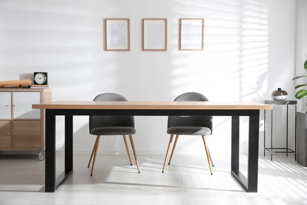 Stilvolles Interieur Mit Tisch Und Stühlen Gestaltungsidee — Stockfoto