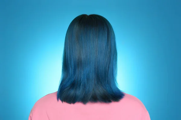 Mujer Con Pelo Teñido Brillante Sobre Fondo Azul Claro Vista —  Fotos de Stock