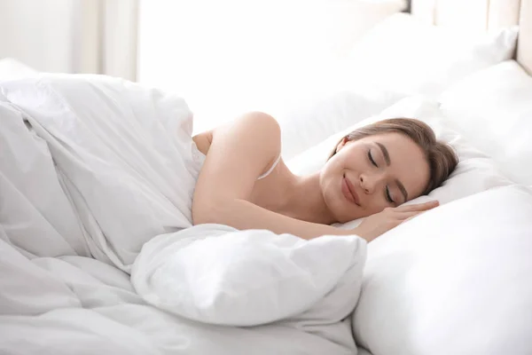 Junge Frau Schläft Hause Auf Bequemen Kissen Bett — Stockfoto