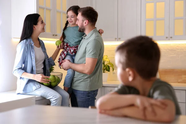 Niño Infeliz Sintiéndose Celoso Mientras Los Padres Pasan Tiempo Con — Foto de Stock