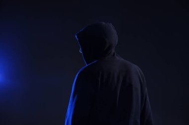 Arka planda kapüşonlu bir adam. Siber Suçlar