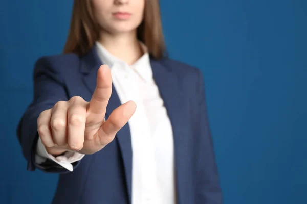 Jovem Mulher Contra Fundo Azul Foco Mão — Fotografia de Stock