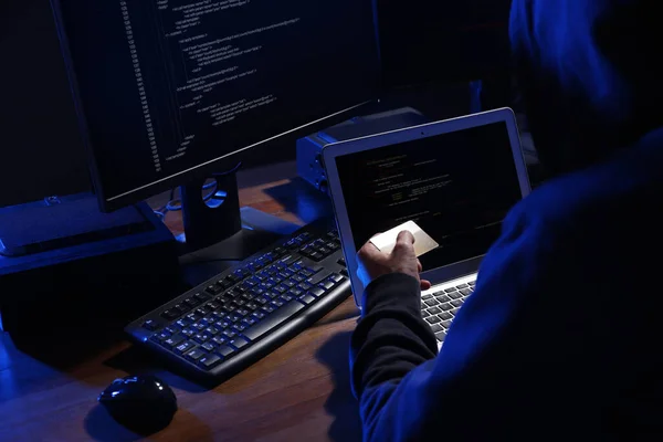 Hacker Con Computer Carta Credito Camera Oscura Crimine Informatico — Foto Stock