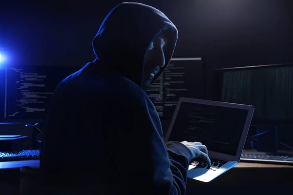Хакер Комп Ютерами Темній Кімнаті Кіберзлочинність — стокове фото