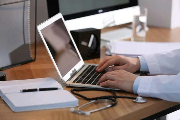 Médico Profissional Trabalhando Laptop Escritório Close — Fotografia de Stock