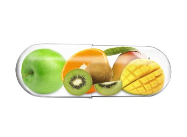 Beyaz zemin üzerinde vitamin açısından zengin farklı meyveleri olan şeffaf kapsül