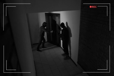 Silahlı ve levyeli tehlikeli suçlular daireye zorla girdiler, CCTV kamerasından baktılar.