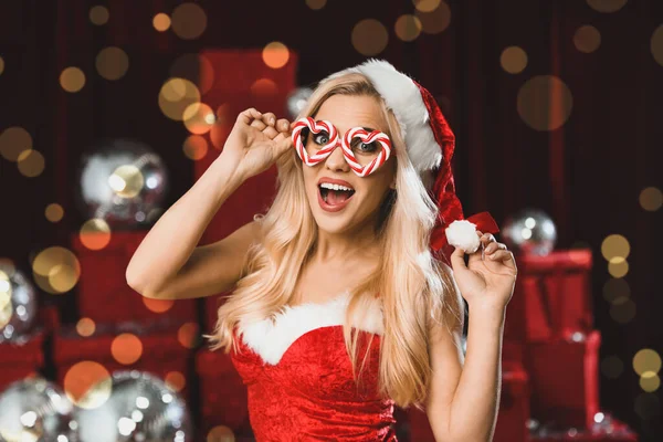 Hermosa Joven Traje Navidad Contra Las Luces Borrosas —  Fotos de Stock