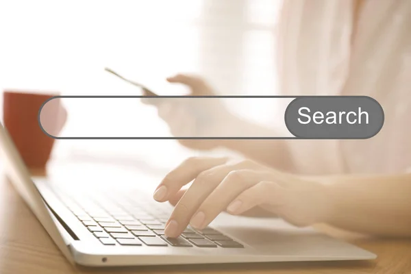 Vyhledávací Panel Internetového Prohlížeče Žena Pracující Notebookem Kanceláři Detailní Záběr — Stock fotografie