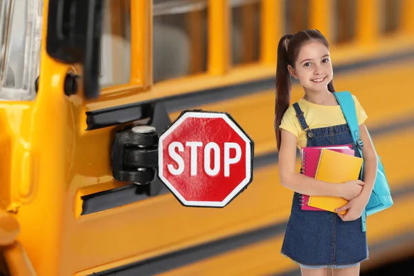 Menina Com Mochila Perto Ônibus Escolar Amarelo Transporte Para Estudantes — Fotografia de Stock