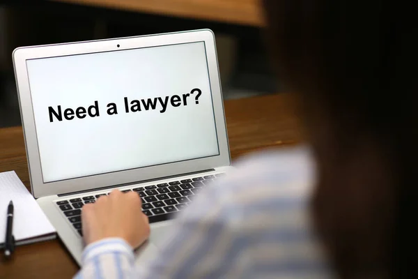 Çerideki Masada Dizüstü Bilgisayar Kullanan Bir Kadın Yakın Plan Avukata — Stok fotoğraf