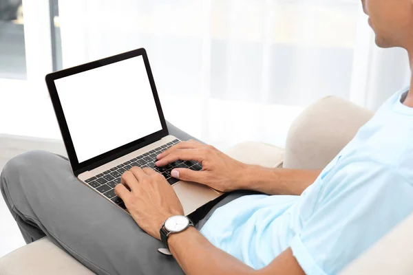 Jovem Usando Computador Moderno Casa Concentre Nas Mãos Espaço Para — Fotografia de Stock